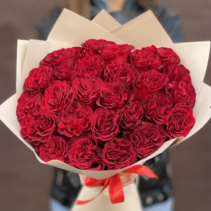 25 красных пионовидных роз Хартс